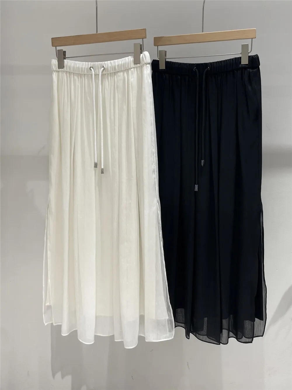25 Spring New Women's Beaded Drawstring Elastic Waist Half Skirt Fashion Temperament Mid-Length Skirt Black White
25 Spring New Women's Beaded Drawstring Elastic Waist Half Skirt Fashion Temperament Mid-Length Skirt Black White