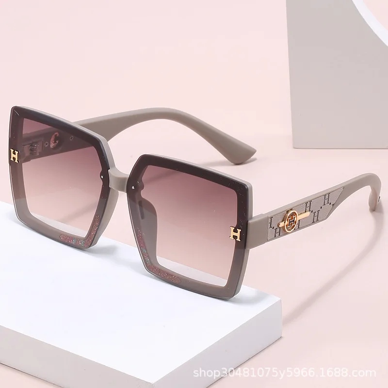 Новая большая оправа со звездами, кожаные дужки, дизайн с буквами, женские солнцезащитные очки, модные, хит продаж, универсальные
Новая большая оправа со звездами, кожаные дужки, дизайн с буквами, женские солнцезащитные очки, модные, хит продаж, универсальные