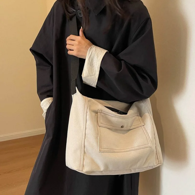 Luxury Designer Women Clutch With Wristlet Strap Made From High Quality Silk And Leather For Red Carpet Events
Luxury Designer Women Clutch With Wristlet Strap Made From High Quality Silk And Leather For Red Carpet Events