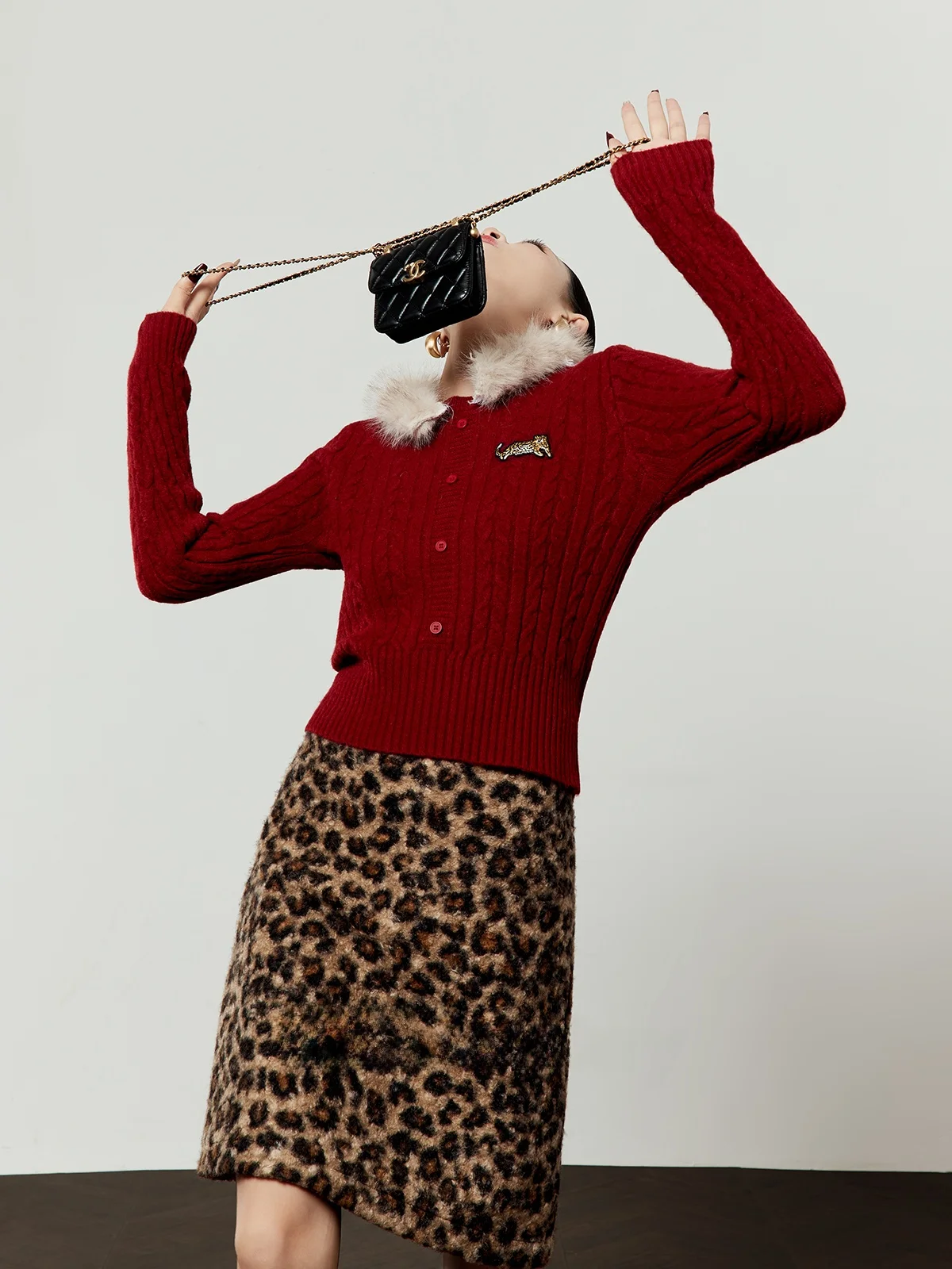 Красный свитер цвета винного красного вина для женщин, повседневный, с меховым воротником, на пуговицах, вязаный топ, новинка весенней коллекции от Zhou Li Wu
Красный свитер цвета винного красного вина для женщин, повседневный, с меховым воротником, на пуговицах, вязаный топ, новинка весенней коллекции от Zhou Li Wu