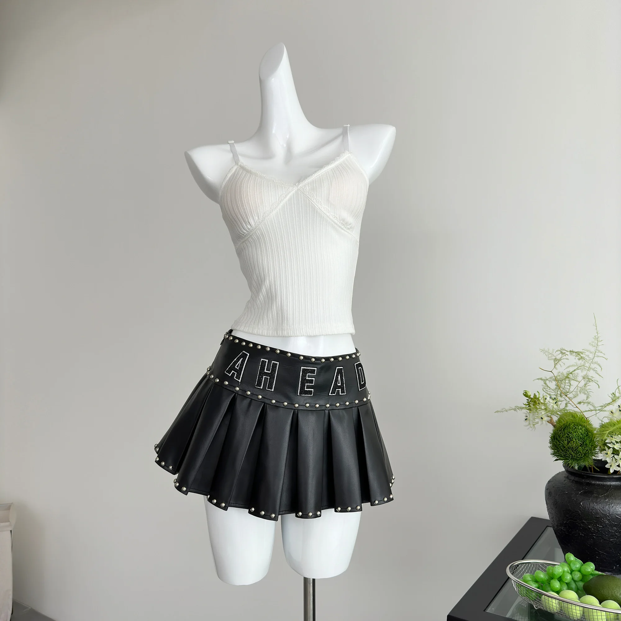 Summer Women Goblin Core Mini Pleated Skirt Pu Faux Leather Y2k Harajuku Japanese Low Rise E-girl Cyber Punk Grunge Micro Skirt
Summer Women Goblin Core Mini Pleated Skirt Pu Faux Leather Y2k Harajuku Japanese Low Rise E-girl Cyber Punk Grunge Micro Skirt