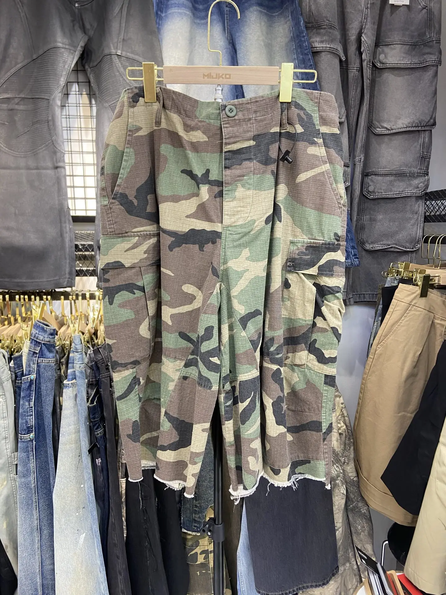 Модные камуфляжные рабочие брюки, свободные повседневные орты для мужчин и женщин, молодежные весенне-летние модные прямые брюки-карго
Модные камуфляжные рабочие брюки, свободные повседневные орты для мужчин и женщин, молодежные весенне-летние модные прямые брюки-карго