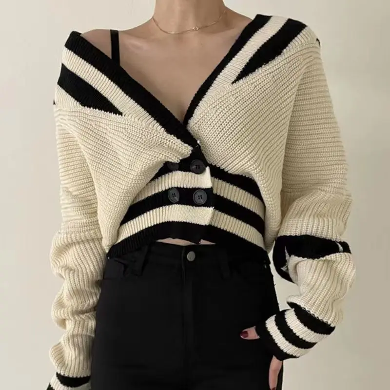 Cardigan Sweater Autumn and Winter V-neck Contrast Double breasted Wrapped Long Sleeve Knitted Short Cardigan Sweater Women
Cardigan Sweater Autumn and Winter V-neck Contrast Double breasted Wrapped Long Sleeve Knitted Short Cardigan Sweater Women