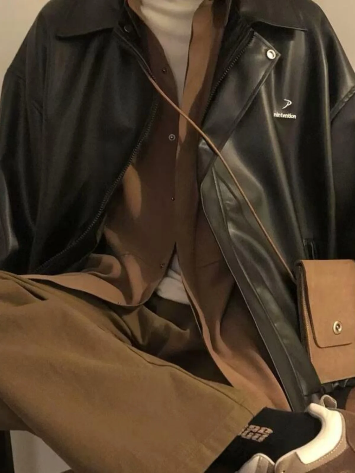 Мужская куртка из искусственной кожи в американском ретро-стиле, свободного кроя, для уличной моды, премиум-класса, для мотоциклистов, весна-осень, модный бренд
Мужская куртка из искусственной кожи в американском ретро-стиле, свободного кроя, для уличной моды, премиум-класса, для мотоциклистов, весна-осень, модный бренд