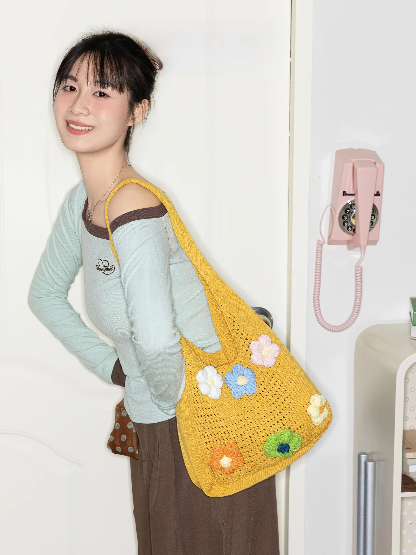 Large Capacity Knitted Beach Bag Chic Flower Pattern Single Shoulder Bag for Women Casual Summer Vacation Style Orange Girl
Large Capacity Knitted Beach Bag Chic Flower Pattern Single Shoulder Bag for Women Casual Summer Vacation Style Orange Girl
