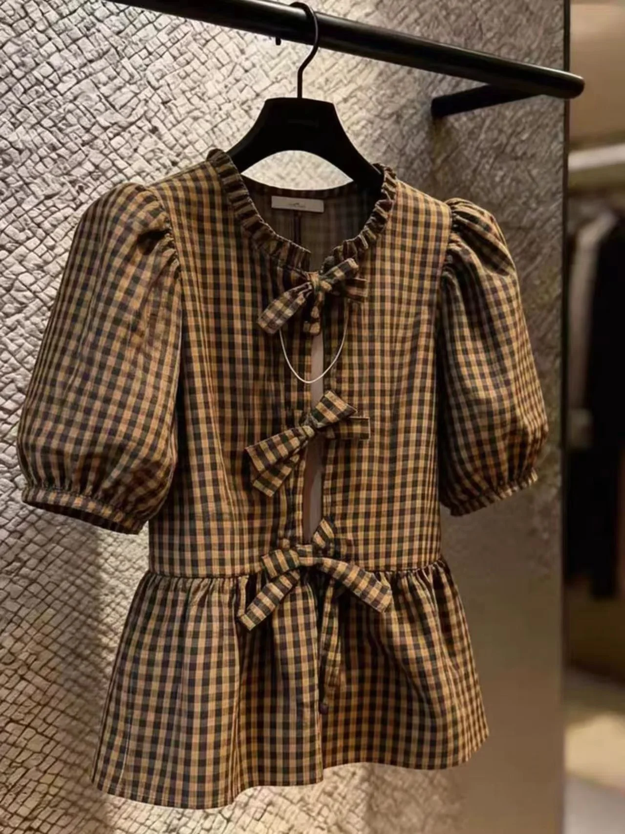 Retro Plaid Bubble Sleeve Shirt Women's Summer Knot Design Slimming Waist Elegant Top Commute Style Short Sleeve
Retro Plaid Bubble Sleeve Shirt Women's Summer Knot Design Slimming Waist Elegant Top Commute Style Short Sleeve