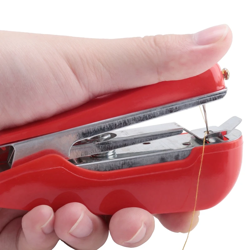 Ручная швейная машинка, доступная по цене, миниатюрная, карманная, ручная швейная машинка для дома и путешествий.
Ручная швейная машинка, доступная по цене, миниатюрная, карманная, ручная швейная машинка для дома и путешествий.