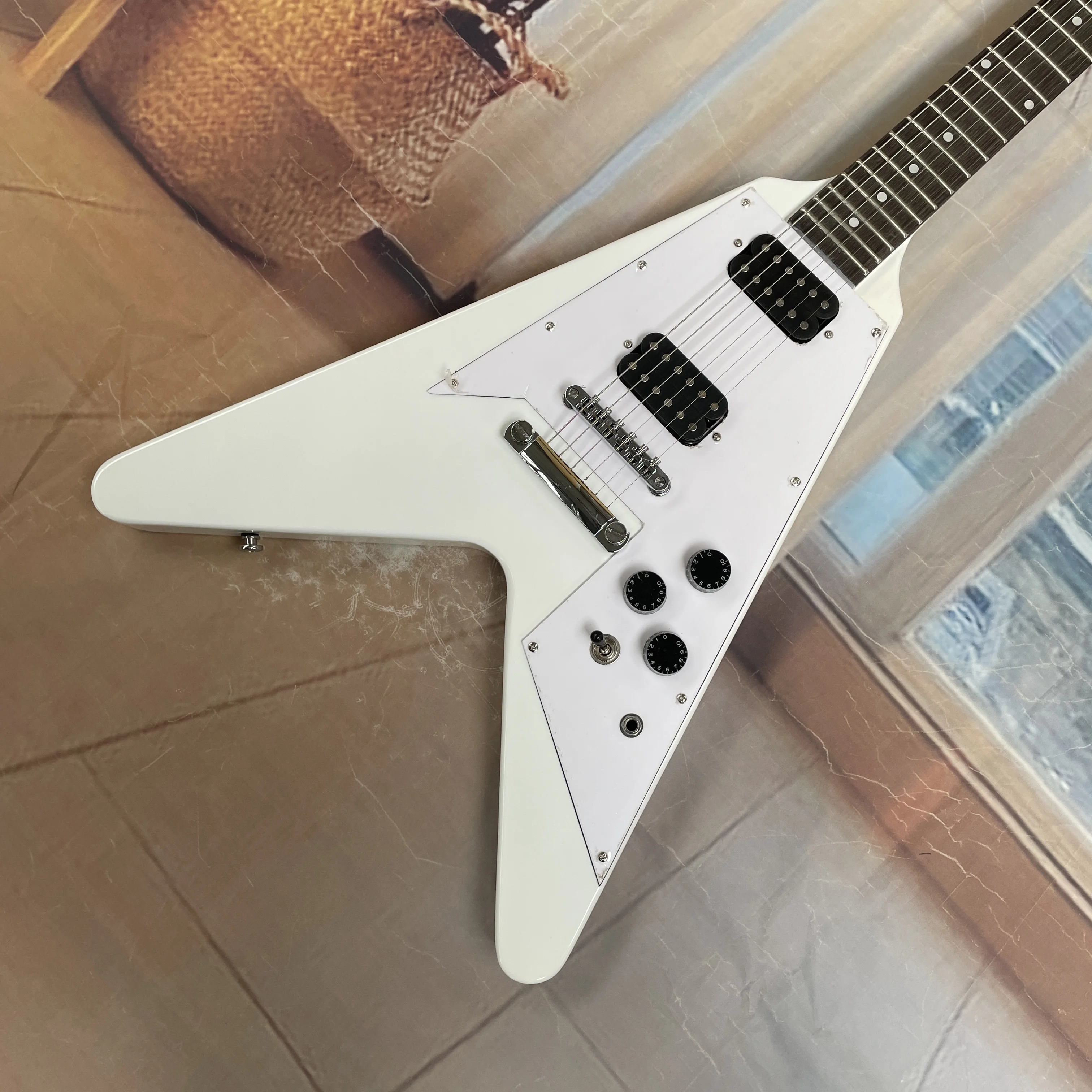 Pure white V-shaped electric guitar with through-neck design, strong sustain, HH pickup guitars,Metal rock performance guitarra
Pure white V-shaped electric guitar with through-neck design, strong sustain, HH pickup guitars,Metal rock performance guitarra