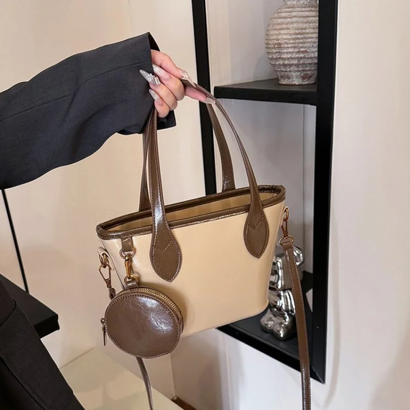 Женская модная сумка через плечо из тонкой кожи с популярными элегантными деталями и текстурированной поверхностью.
Женская модная сумка через плечо из тонкой кожи с популярными элегантными деталями и текстурированной поверхностью. 