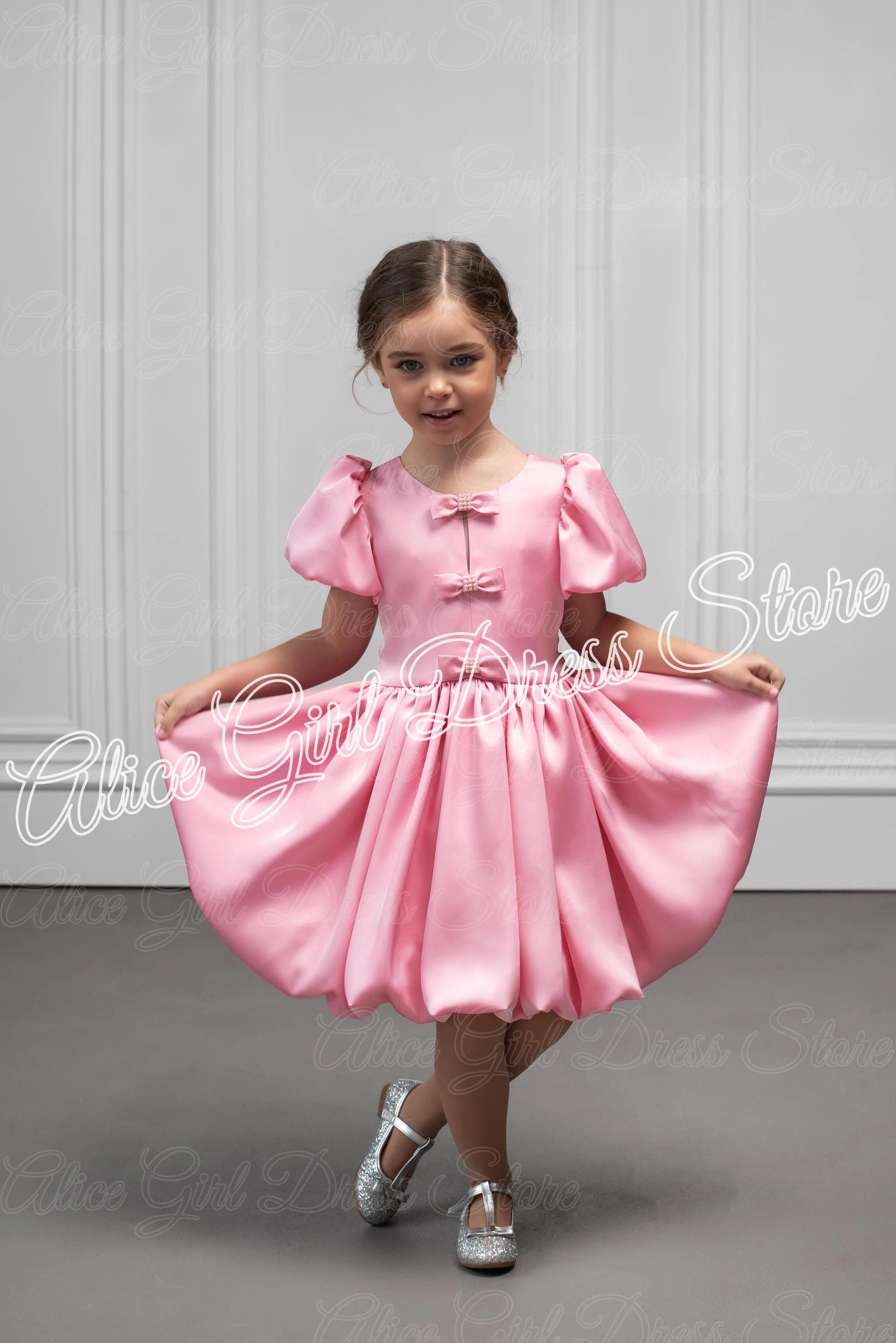 Customized Pink Satin Flower Girl Dresses for Wedding Short Sleeves Lovely First Communion with Bows Kids Birthday Party Gowns
Customized Pink Satin Flower Girl Dresses for Wedding Short Sleeves Lovely First Communion with Bows Kids Birthday Party Gowns