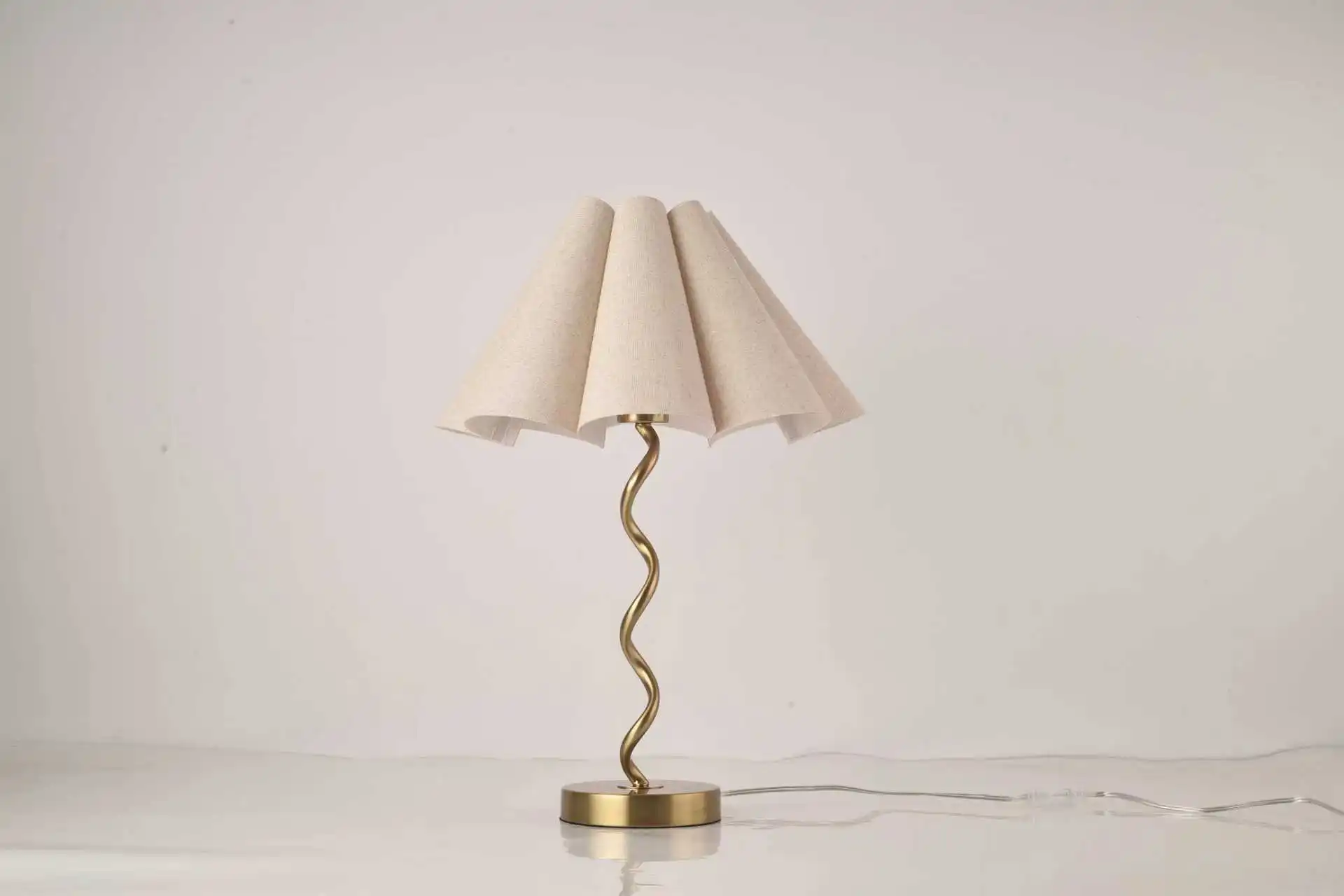 Gold Modern Table Lamp, Scalloped Pleated Desk Lamps Wavy Lamp for Bedside, Bow Table Lamps for Kitchen Counter, Nightstand Deco
Gold Modern Table Lamp, Scalloped Pleated Desk Lamps Wavy Lamp for Bedside, Bow Table Lamps for Kitchen Counter, Nightstand Deco