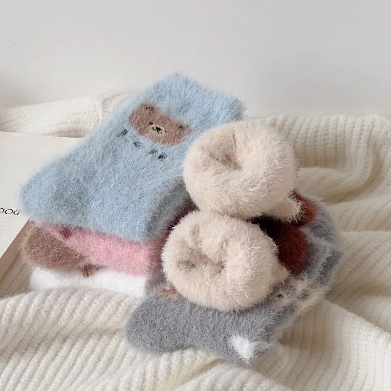 Осенне-зимние носки женские коралловые бархатные мягкие толстые теплые носки средней длины с мультяшным медведем Kawai однотонные милые домашние фотоноски 
Осенне-зимние носки женские коралловые бархатные мягкие толстые теплые носки средней длины с мультяшным медведем Kawai однотонные милые домашние фотоноски