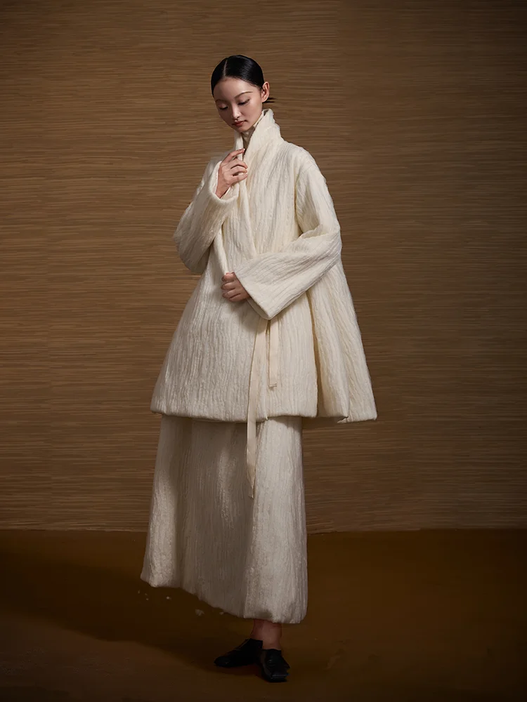 NAAMSAAN Новая китайская модифицированная хлопковая куртка свободного кроя с воротником, боковыми пуговицами и узлом, зимняя одежда с длинными рукавами
NAAMSAAN Новая китайская модифицированная хлопковая куртка свободного кроя с воротником, боковыми пуговицами и узлом, зимняя одежда с длинными рукавами