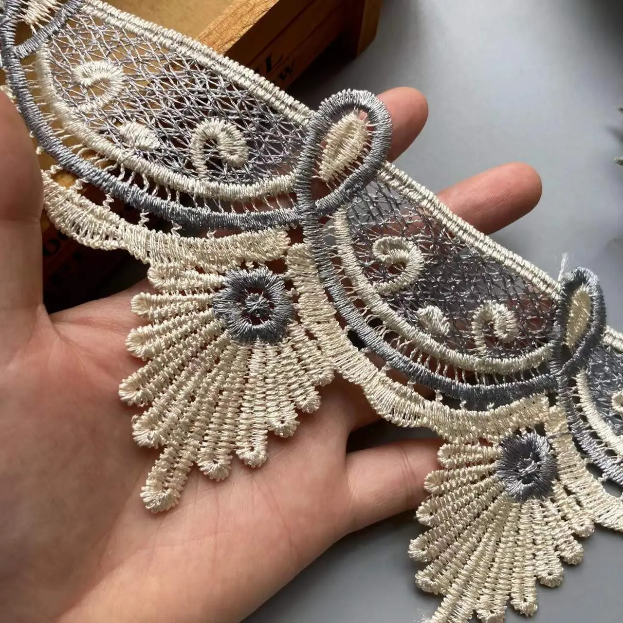 2 Yards Embroidery Gray Flower Lace Ribbon Trims for Sofa Curtain Trimmings Dress Costumes Applique Beige 10.5 cm Hot
2 Yards Embroidery Gray Flower Lace Ribbon Trims for Sofa Curtain Trimmings Dress Costumes Applique Beige 10.5 cm Hot