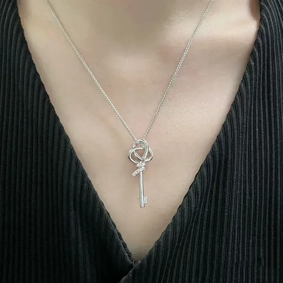 Ожерелье 2025, новые роскошные ювелирные изделия, простая мода для женщин, подарок на день Святого Валентина, популярное ожерелье для пары
Ожерелье 2025, новые роскошные ювелирные изделия, простая мода для женщин, подарок на день Святого Валентина, популярное ожерелье для пары