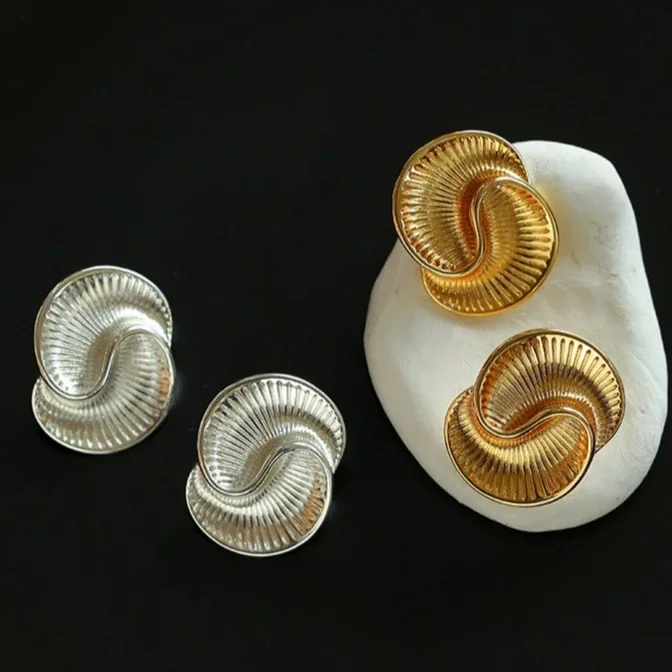 New Fashion Gold Silver Metal Geometric Twisted Stripe Earrings Women Europe America Jewelry Trend
New Fashion Gold Silver Metal Geometric Twisted Stripe Earrings Women Europe America Jewelry Trend