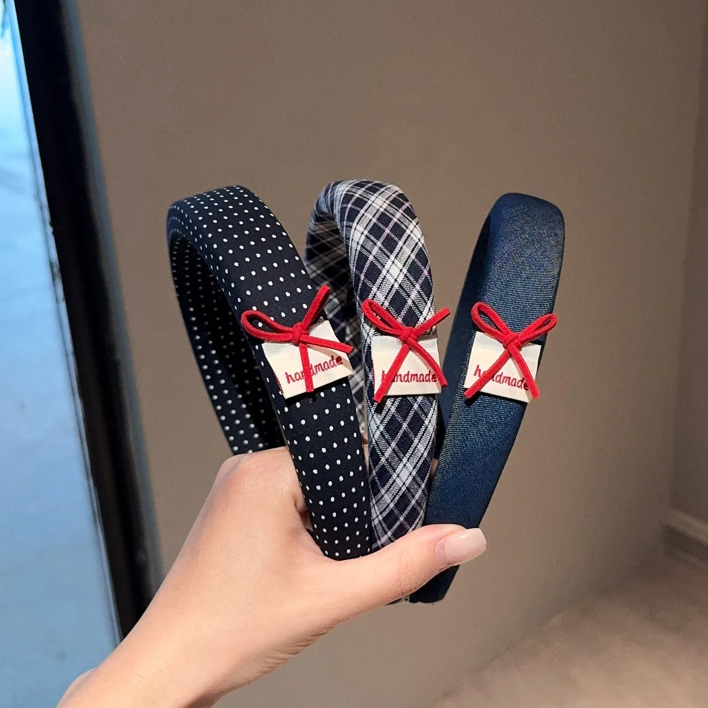 Vintage British Style Tartan Headband with Teeth Red Blue Bow Button High Crown Sponge Headband
Vintage British Style Tartan Headband with Teeth Red Blue Bow Button High Crown Sponge Headband