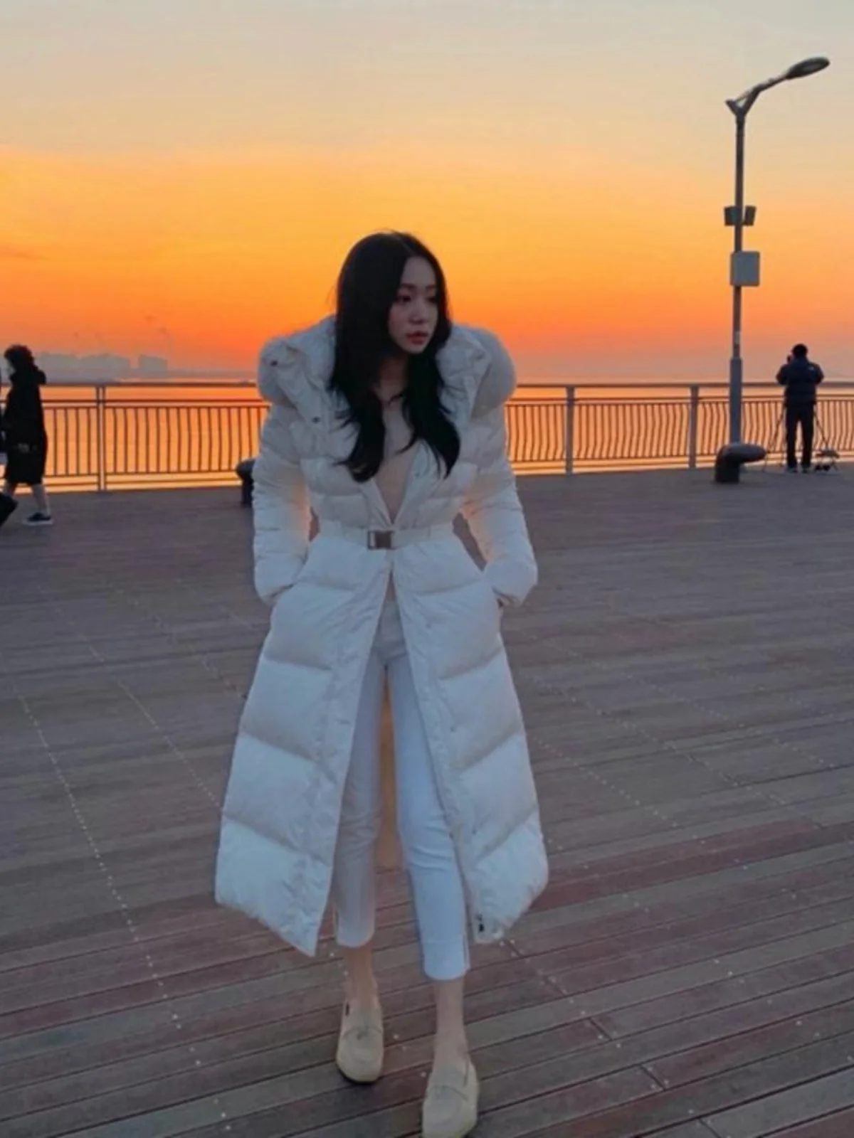 Длинное женское пуховое пальто с меховым воротником, приталенное, с воротником-стойкой, зимнее, в корейском стиле, облегающее, белое, с наполнителем из пуха
Длинное женское пуховое пальто с меховым воротником, приталенное, с воротником-стойкой, зимнее, в корейском стиле, облегающее, белое, с наполнителем из пуха