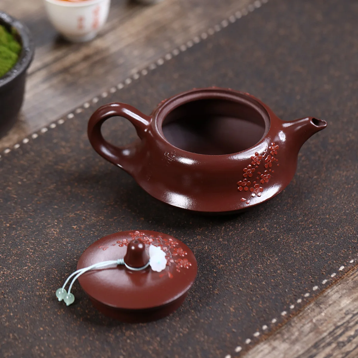 Handmade Yixing Purple Clay Pot Famous Modeling Painted Ore Sand Plum Blossom Croyed High-End Teapot Card Cover Boutique 230C
Handmade Yixing Purple Clay Pot Famous Modeling Painted Ore Sand Plum Blossom Croyed High-End Teapot Card Cover Boutique 230C