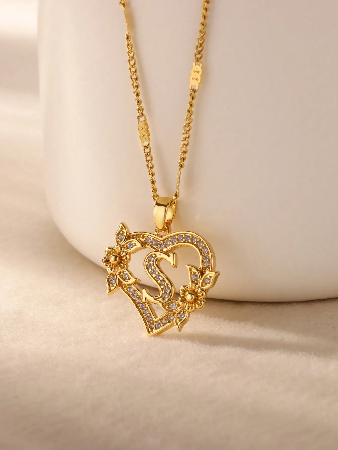 1pc Elegant Zirconia Heart Flower Letter Pendant Necklace, Romantic Gold Stainless Steel Chain Letter Necklace, Fashionable Jewelry, Christmas Gift
1pc Elegant Zirconia Heart Flower Letter Pendant Necklace, Romantic Gold Stainless Steel Chain Letter Necklace, Fashionable Jewelry, Christmas Gift