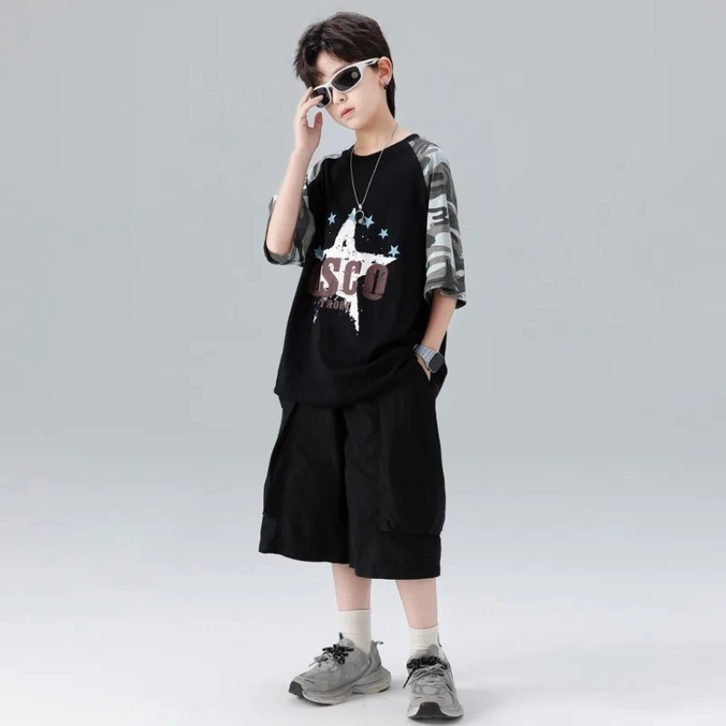Children's Splicing Camouflage Short-sleeved Printed T-shirt Trendy Cool Black Five-point Shorts Two-piece Set Teen Summer Suit
Children's Splicing Camouflage Short-sleeved Printed T-shirt Trendy Cool Black Five-point Shorts Two-piece Set Teen Summer Suit