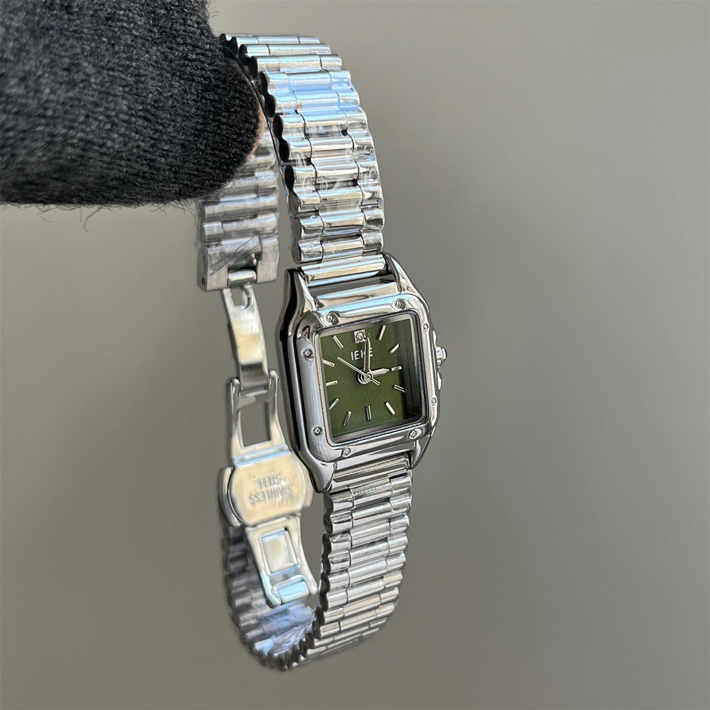 New women's wristwatchversatile and stylish square watchelegant and exquisite small quartz wristwatchperfect as a gift for women
New women's wristwatchversatile and stylish square watchelegant and exquisite small quartz wristwatchperfect as a gift for women