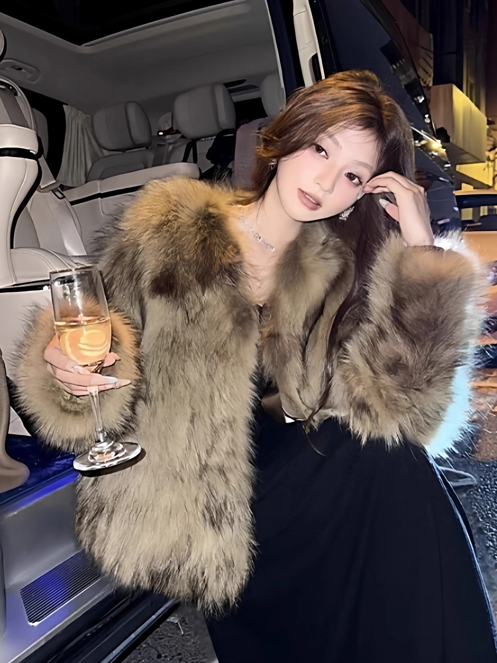 Экологичная женская шуба из искусственного меха, свободного кроя, в винтажном стиле, с длинными рукавами, теплая верхняя одежда, молодежная, модная, зимняя новинка
Экологичная женская шуба из искусственного меха, свободного кроя, в винтажном стиле, с длинными рукавами, теплая верхняя одежда, молодежная, модная, зимняя новинка