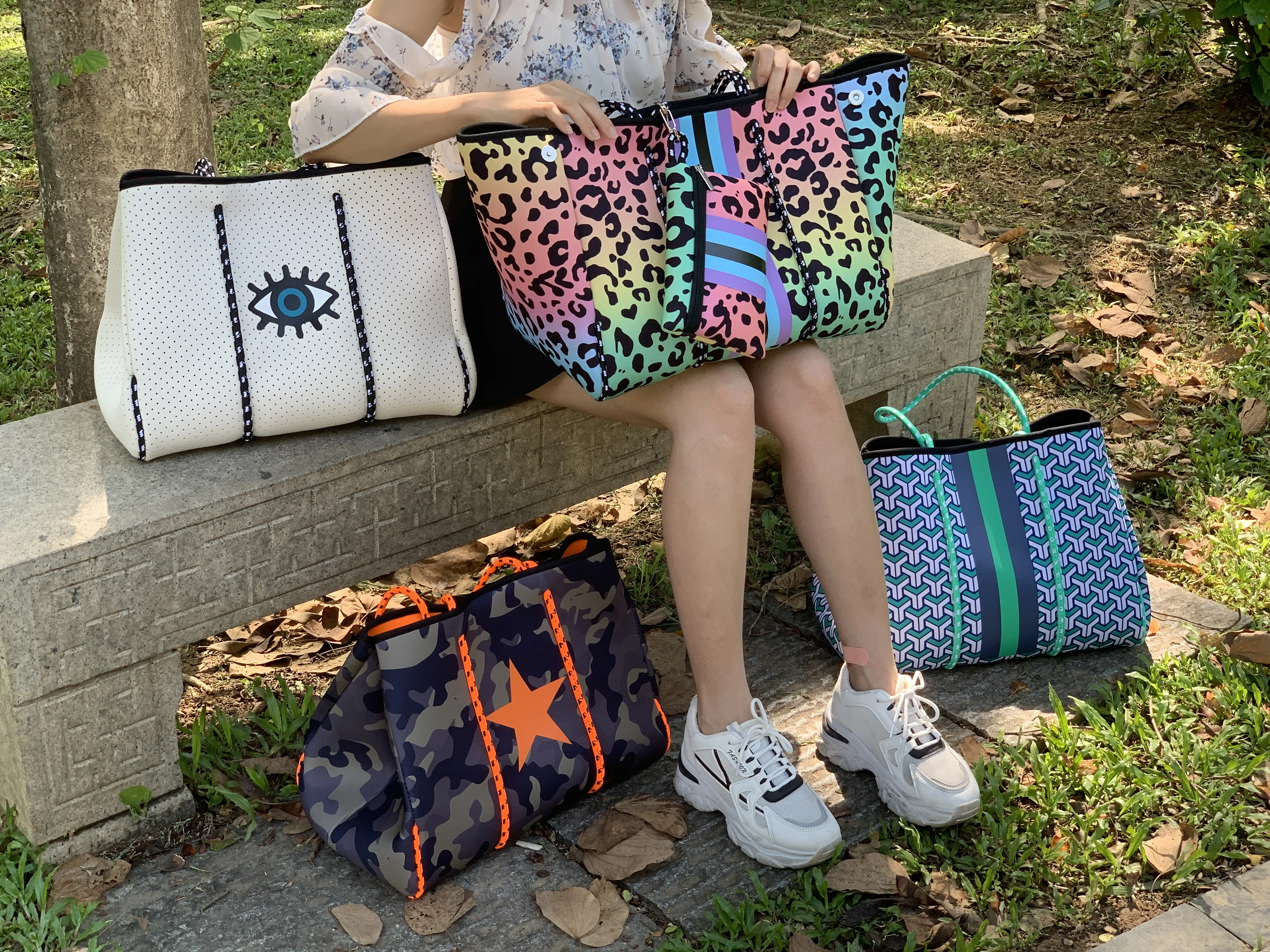 New Women's Large Capacity Shopping Handbag Waterproof Beach Travel Picnic Storage Basket Fashion Neoprene Tote Bags for Summer
New Women's Large Capacity Shopping Handbag Waterproof Beach Travel Picnic Storage Basket Fashion Neoprene Tote Bags for Summer