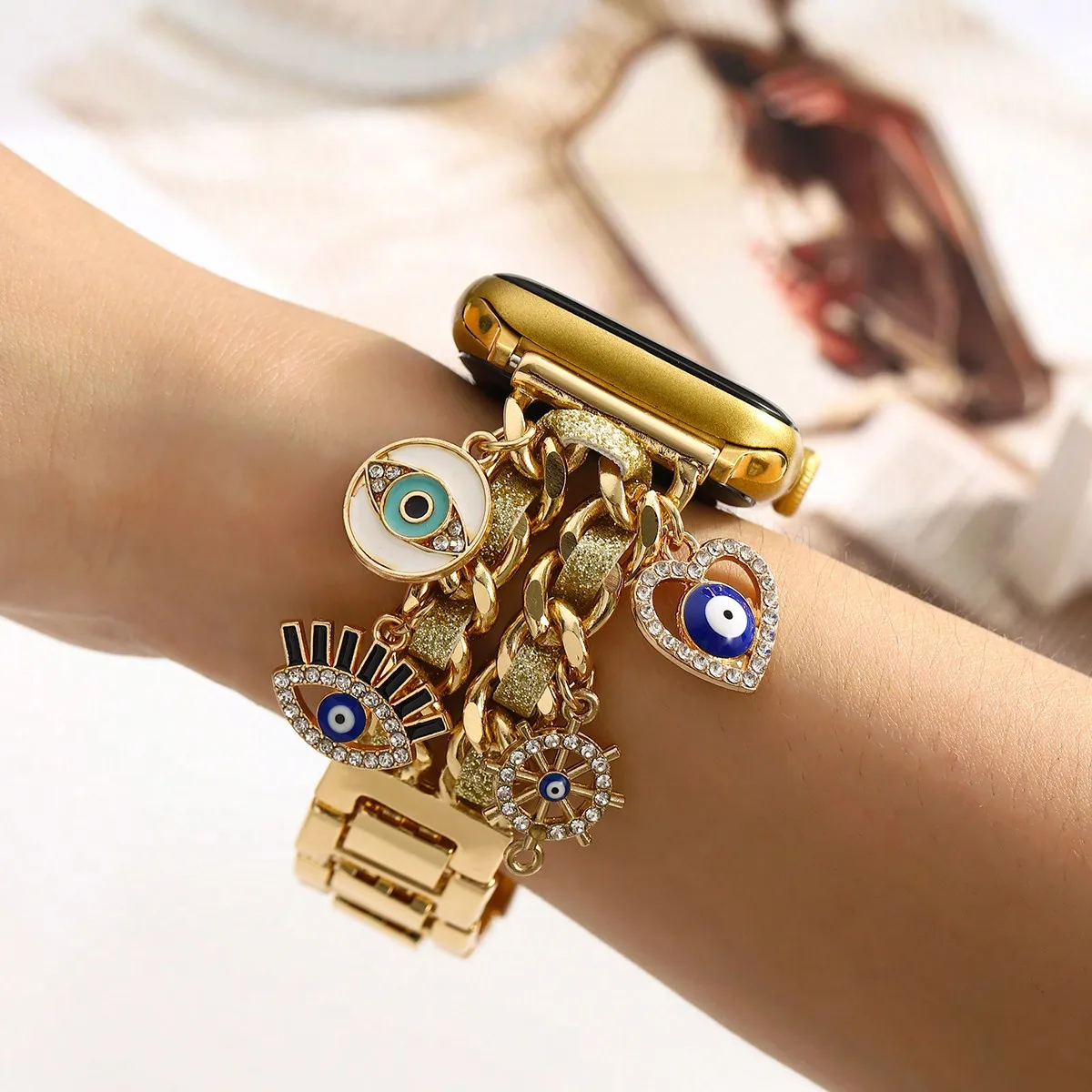 Золотой браслет-цепочка для смарт-часов с подвесками в виде злого глаза и сердца
Золотой браслет-цепочка для смарт-часов с подвесками в виде злого глаза и сердца