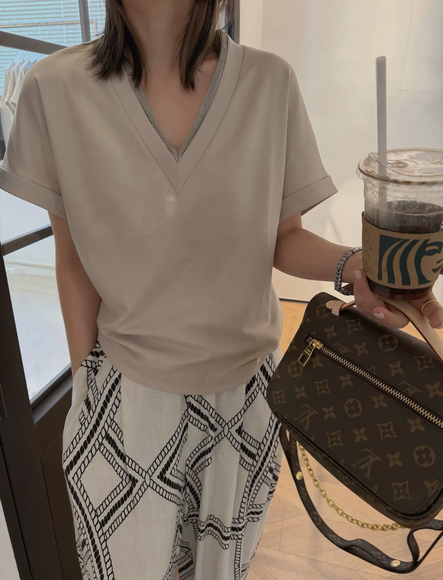 Elegant V-Neck Beaded Decoration Loose Fit Short Sleeve T-Shirt Women's Minimalist Base Shirt Summer 2026 Cotton Moisture-Wic...
Elegant V-Neck Beaded Decoration Loose Fit Short Sleeve T-Shirt Women's Minimalist Base Shirt Summer 2026 Cotton Moisture-Wic...