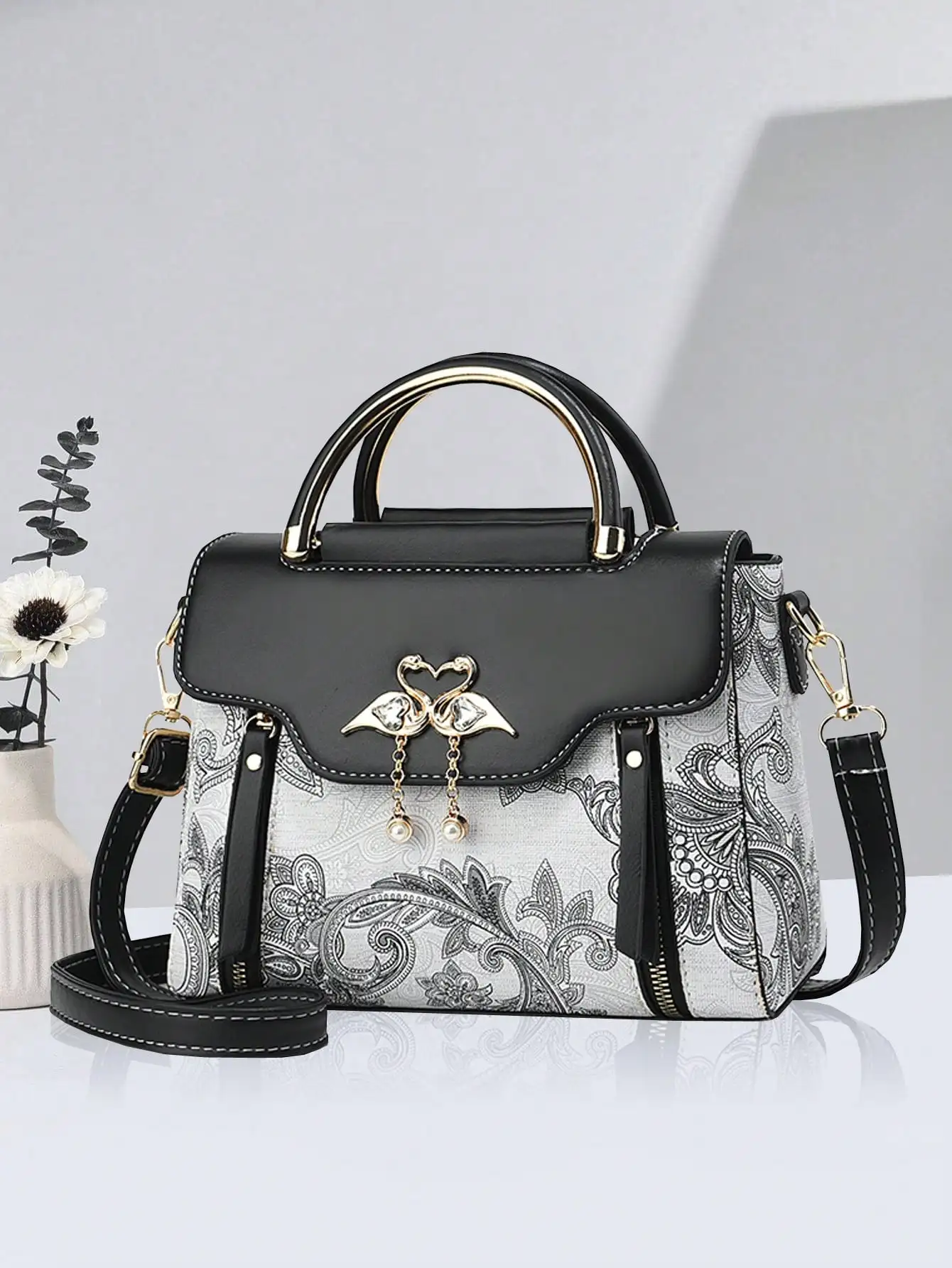 Женская мини-сумка квадратной формы с ручкой и принтом пейсли, с застежкой в виде лебедя
Женская мини-сумка квадратной формы с ручкой и принтом пейсли, с застежкой в виде лебедя