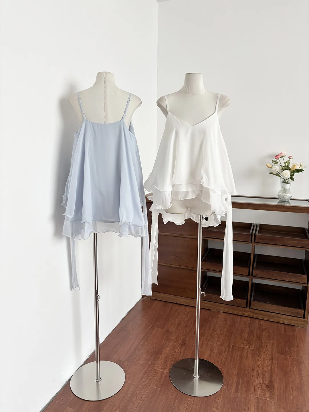 Summer 2026 Women's Loose V-neck Halter Top with Wooden Trim Irregular Hemline Polyester Fiber Outerwear Regular Length
Summer 2026 Women's Loose V-neck Halter Top with Wooden Trim Irregular Hemline Polyester Fiber Outerwear Regular Length