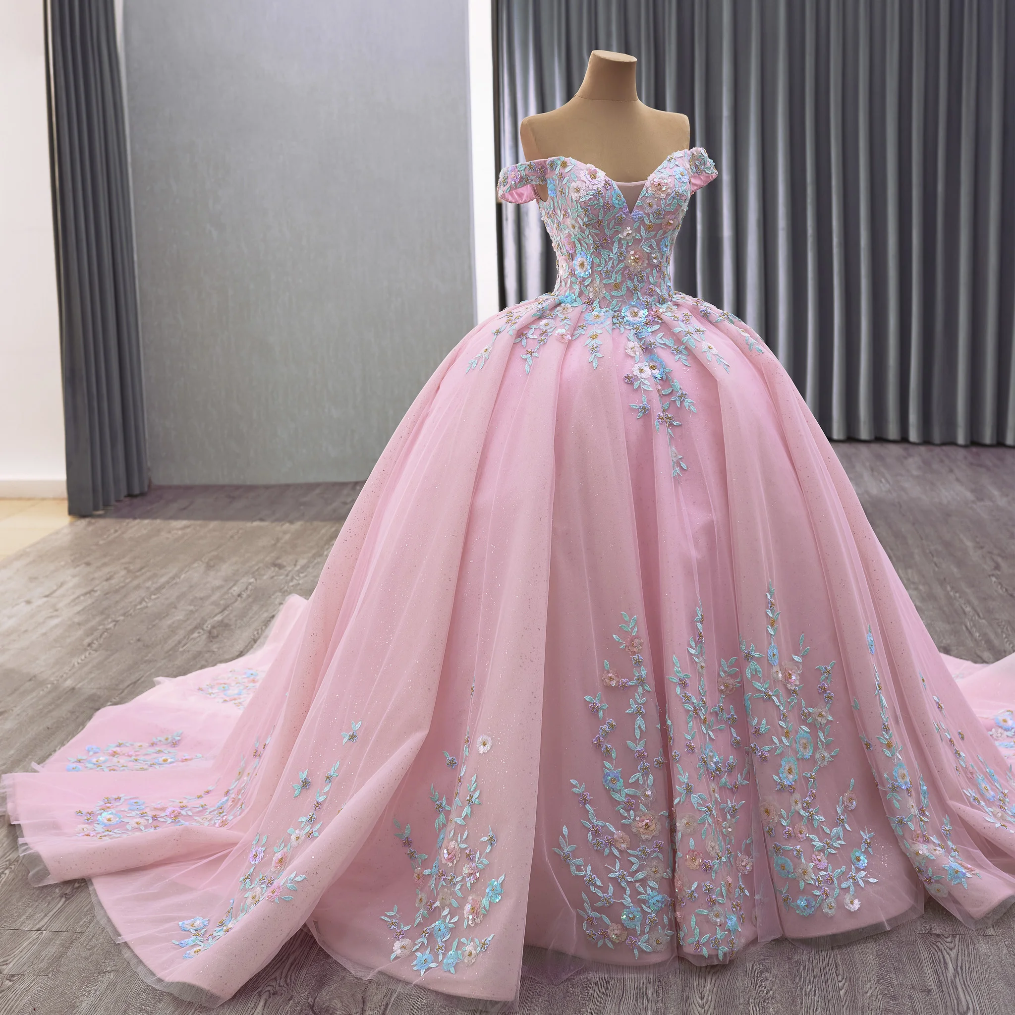 Rosymae Luxury Elegant Pink Quinceanera Dress Off-Shoulder 3D Floral Appliqués Soft Tulle Skirt Extended Train for Girls
Rosymae Luxury Elegant Pink Quinceanera Dress Off-Shoulder 3D Floral Appliqués Soft Tulle Skirt Extended Train for Girls