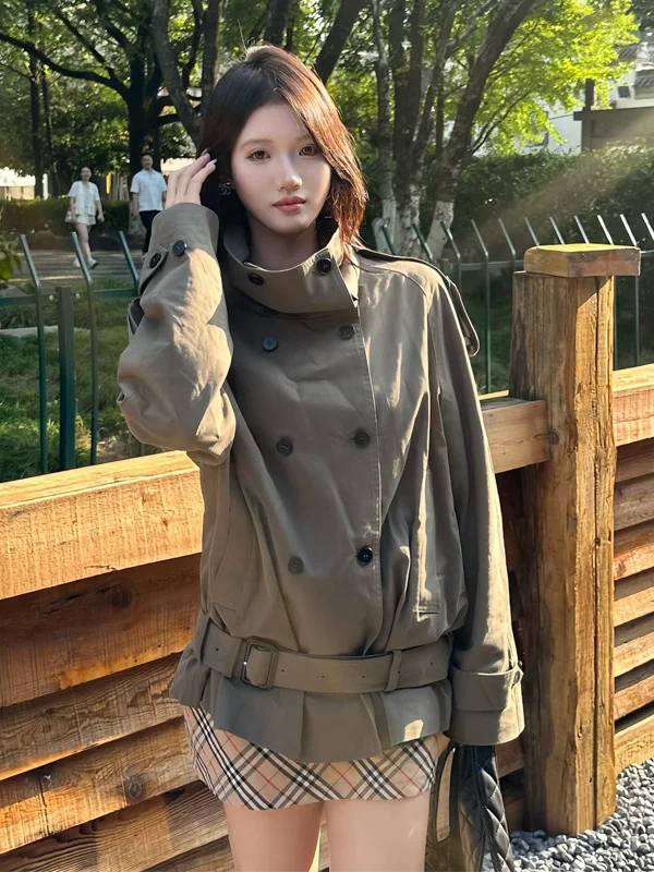 Retro Stand Collar Double Buttoned Women's Coat Loose Fit Versatile Outerwear Fashionable Autumn Style Standard Sleeve Length
Retro Stand Collar Double Buttoned Women's Coat Loose Fit Versatile Outerwear Fashionable Autumn Style Standard Sleeve Length