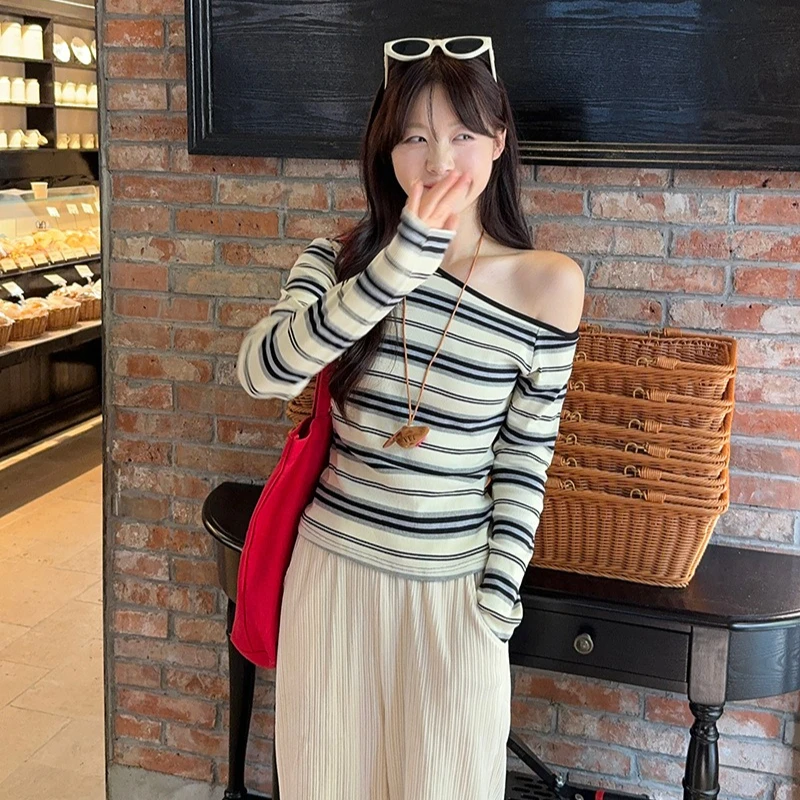 Vintage Contrast Color Off Shoulder Striped Top Women Korean Fashion Trend Long Sleeve T-shirt Spring Autumn Basic Tees 2024 New
Vintage Contrast Color Off Shoulder Striped Top Women Korean Fashion Trend Long Sleeve T-shirt Spring Autumn Basic Tees 2024 New
