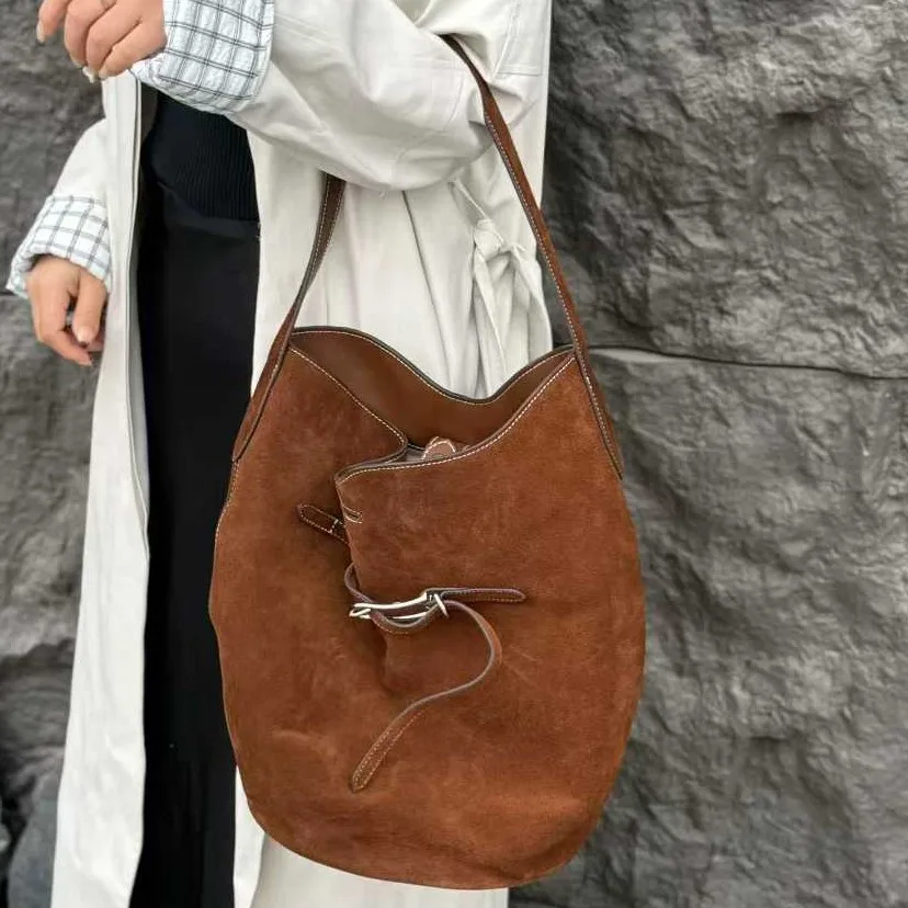 New Niche Design Premium Bucket Bag Retro Matte Leather Suede Bag Portable Commuter Casual Versatile Bag
New Niche Design Premium Bucket Bag Retro Matte Leather Suede Bag Portable Commuter Casual Versatile Bag
