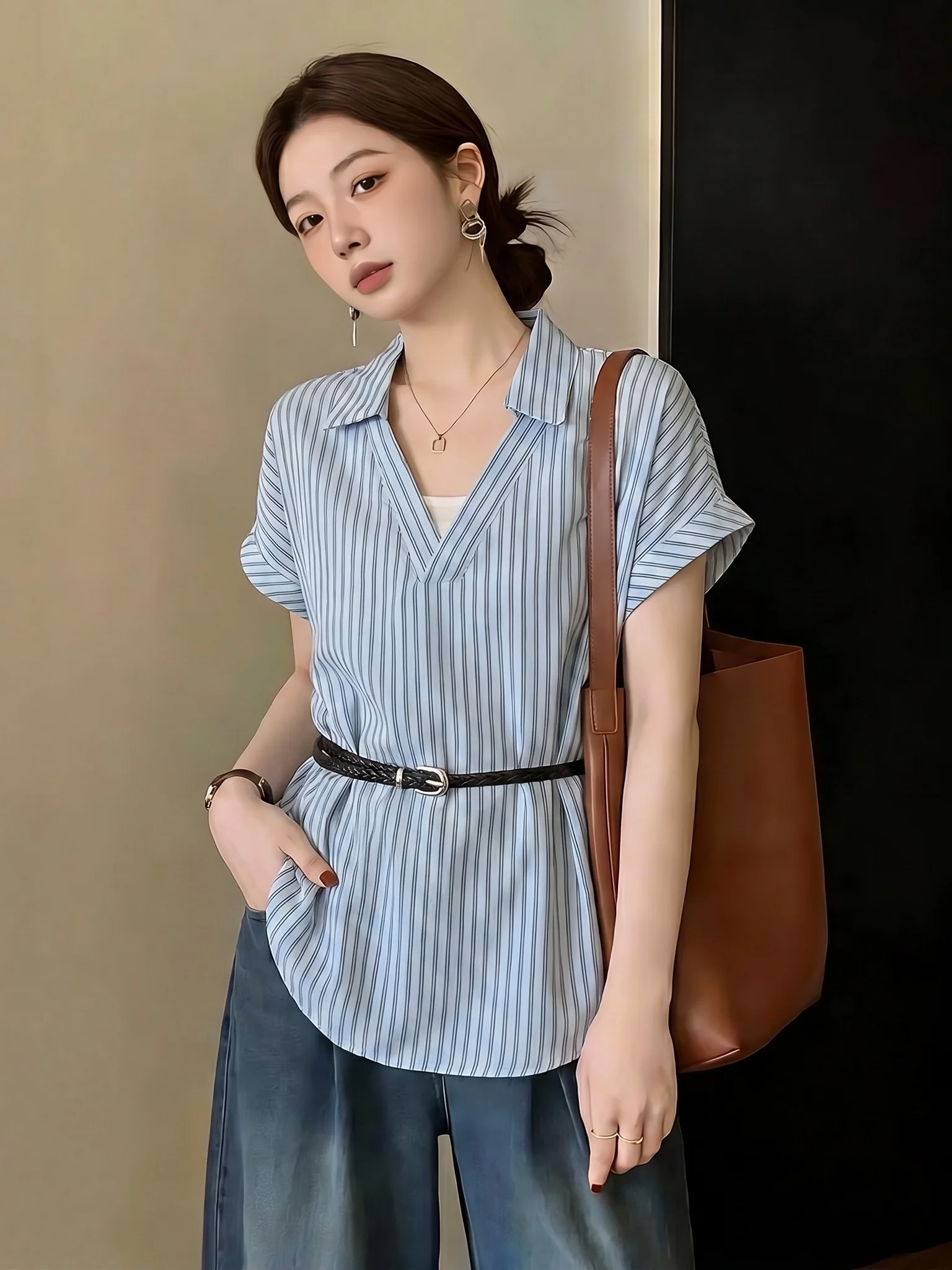Blue Striped V-Neck Short Sleeve Shirt Women's Loose Fit Commute Style Korean Version Big Size Fat MM Waist-Cinching Top
Blue Striped V-Neck Short Sleeve Shirt Women's Loose Fit Commute Style Korean Version Big Size Fat MM Waist-Cinching Top