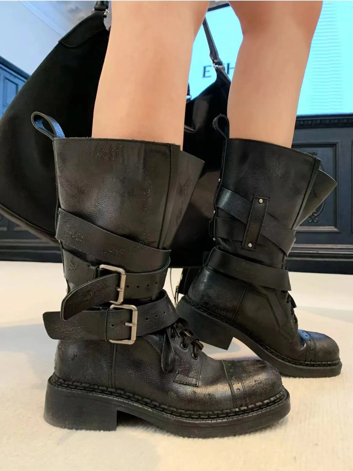 Новинка 2025 года, мотоциклетные ботинки с высоким берцем, женские ковбойские ботинки на тонком каблуке, потертые ковбойские длинные кожаные ботинки в стиле вестерн
Новинка 2025 года, мотоциклетные ботинки с высоким берцем, женские ковбойские ботинки на тонком каблуке, потертые ковбойские длинные кожаные ботинки в стиле вестерн