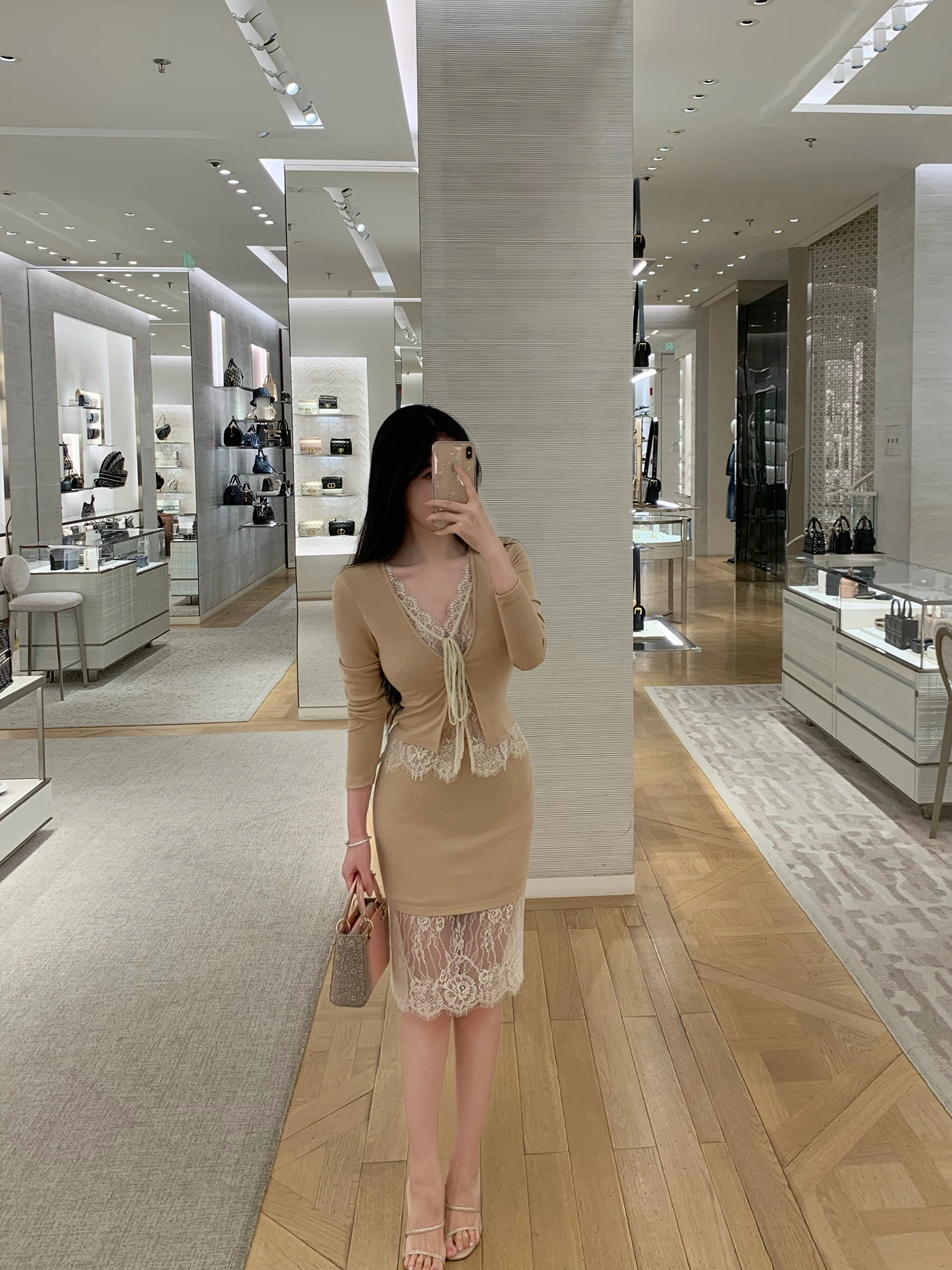 Роскошный вязаный комплект с кружевной вставкой и поясом, облегающая юбка Ele V-Ne Long Sve, смесь полиэстера, ансамбль Faion
Роскошный вязаный комплект с кружевной вставкой и поясом, облегающая юбка Ele V-Ne Long Sve, смесь полиэстера, ансамбль Faion