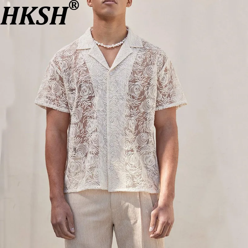 HKSH Летние новые мужские рубашки с короткими рукавами и цветочным принтом, повседневная драпированная кружевная рубашка с вырезами, модная повседневная трендовая шикарная рубашка HK11529
HKSH Летние новые мужские рубашки с короткими рукавами и цветочным принтом, повседневная драпированная кружевная рубашка с вырезами, модная повседневная трендовая шикарная рубашка HK11529