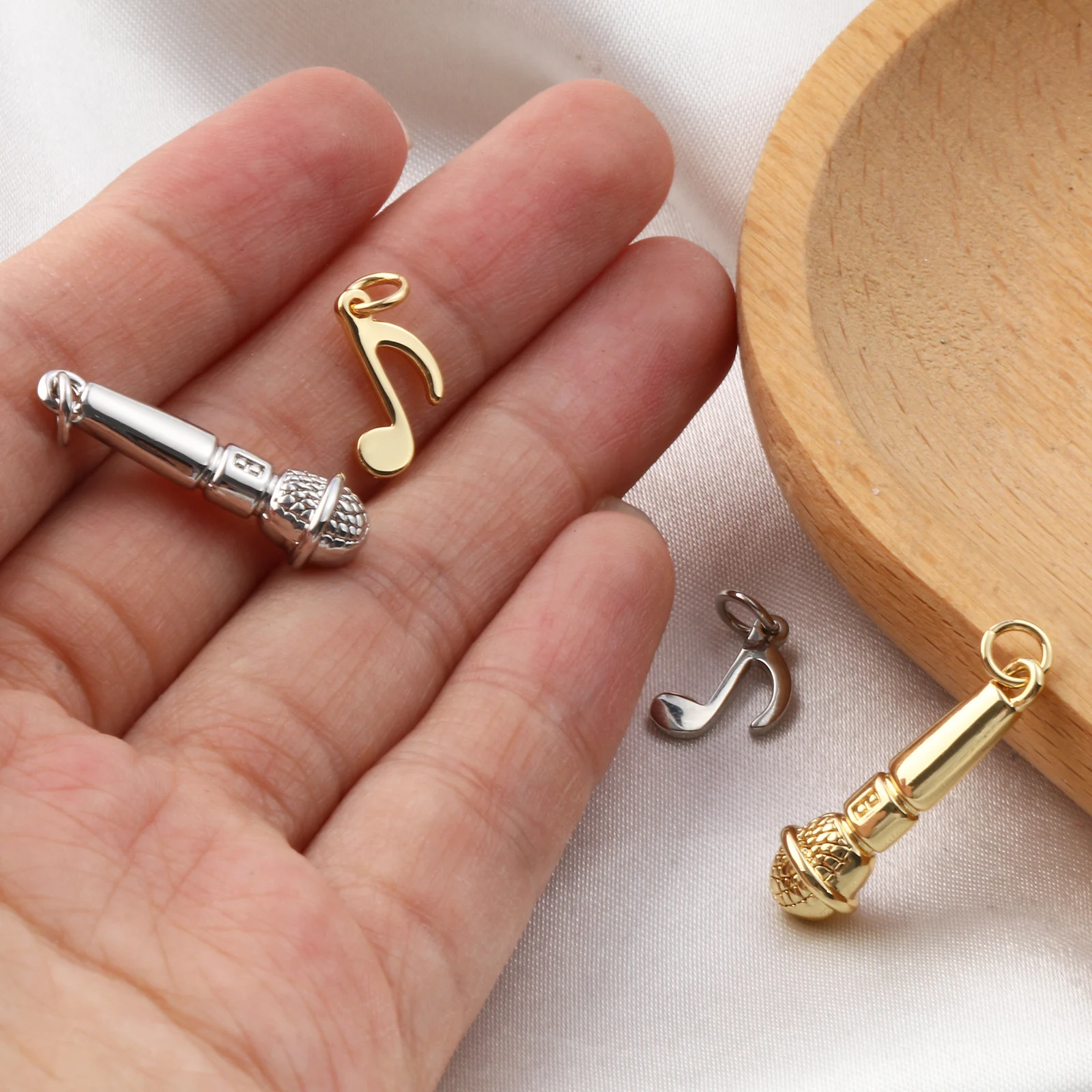 2pcs New Brass Charms Multicolor Musical Note Microphone Pendants DIY Necklace Earrings For Women Men Jewelry Making Findings
2pcs New Brass Charms Multicolor Musical Note Microphone Pendants DIY Necklace Earrings For Women Men Jewelry Making Findings