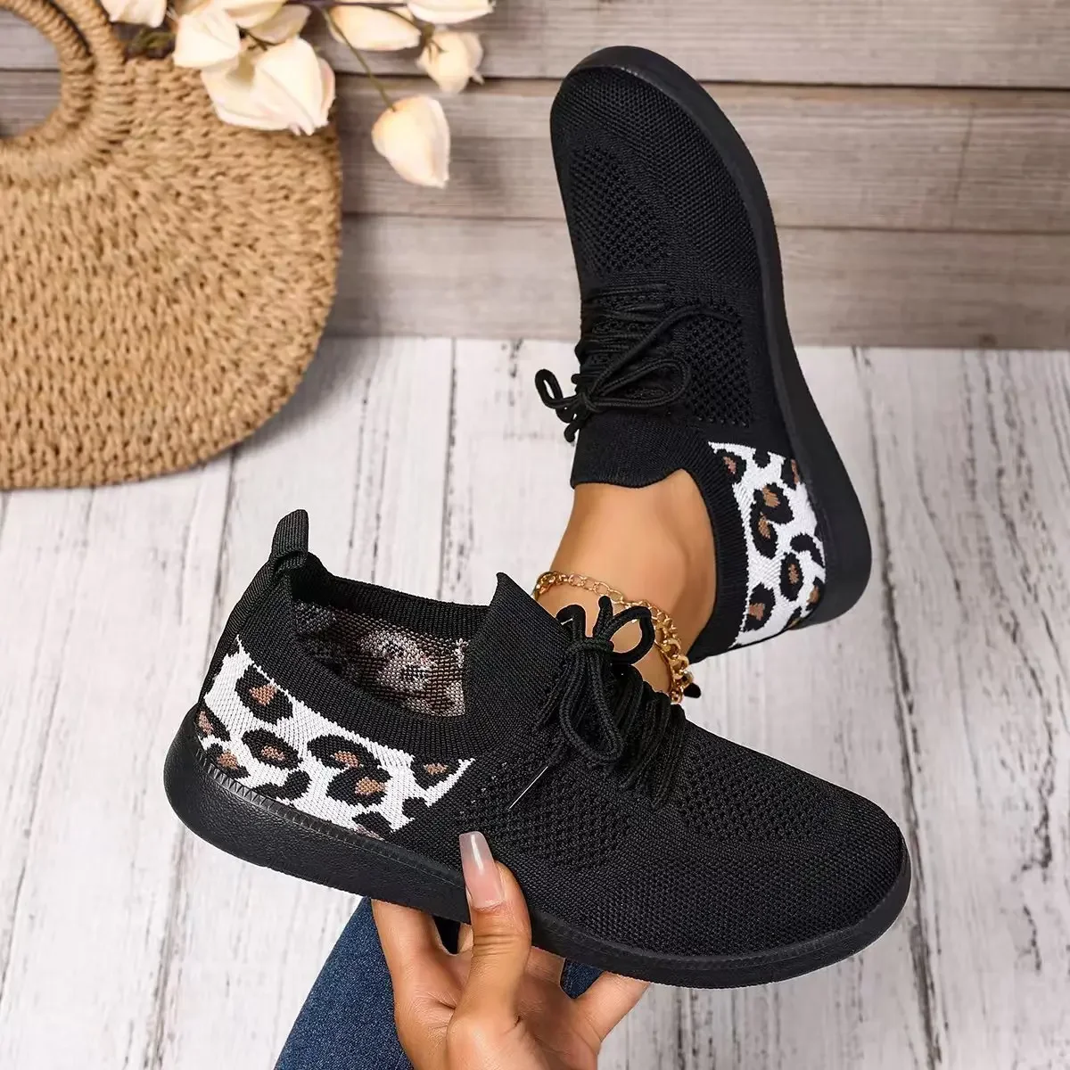 Women Sneakers Summer Casual Anti-slip Lightweight Outdoor Sneakers Women Breathable Mesh Flat Shoes Women Zapatos De Mujer
Women Sneakers Summer Casual Anti-slip Lightweight Outdoor Sneakers Women Breathable Mesh Flat Shoes Women Zapatos De Mujer