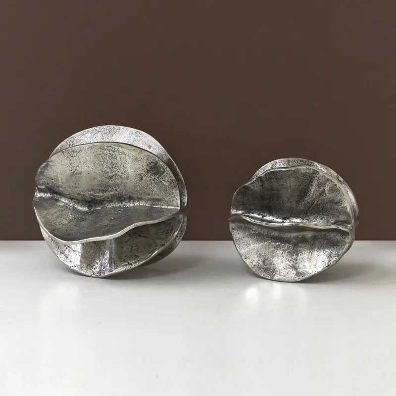 Black-gray petal-shaped geometric ornament in Indian aluminum, model room, living room art, metal irregular
Black-gray petal-shaped geometric ornament in Indian aluminum, model room, living room art, metal irregular