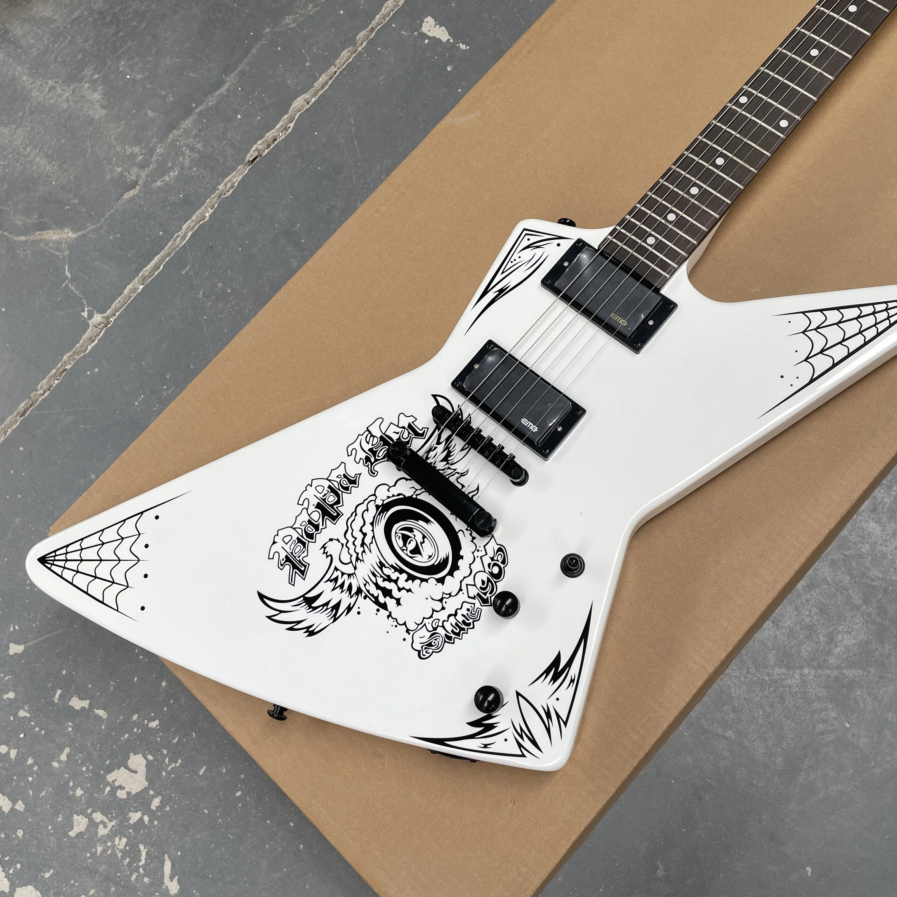 6-string electric guitar, white art graffiti mahogany body guitars, dual pickups, stage performance dedicated guitarra
6-string electric guitar, white art graffiti mahogany body guitars, dual pickups, stage performance dedicated guitarra