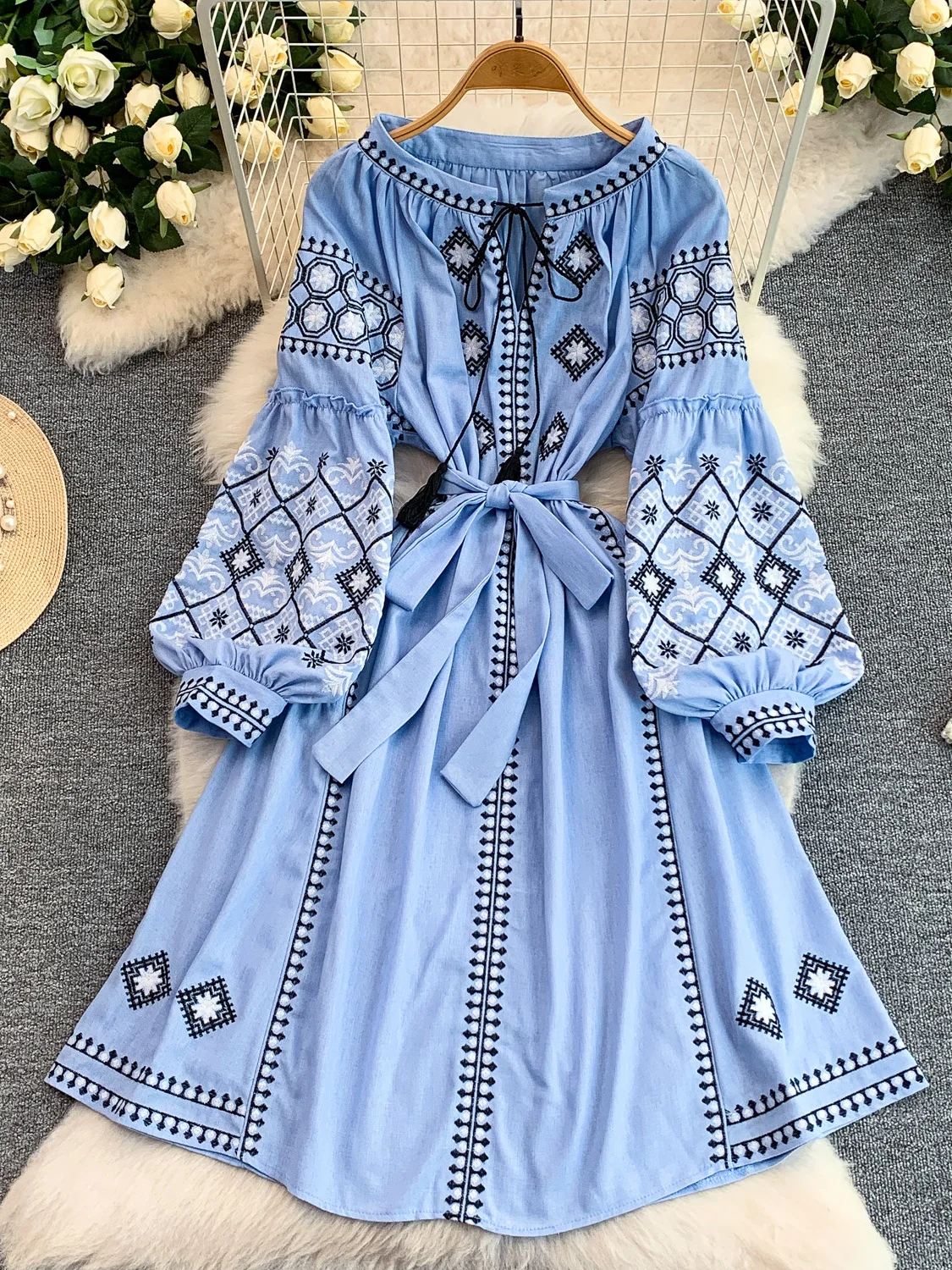 Retro Embroidered Loose A-Line Midi Dress Women's Versatile Belted Waist Cinching round Neck Dress Summer 2026 City Commute
Retro Embroidered Loose A-Line Midi Dress Women's Versatile Belted Waist Cinching round Neck Dress Summer 2026 City Commute