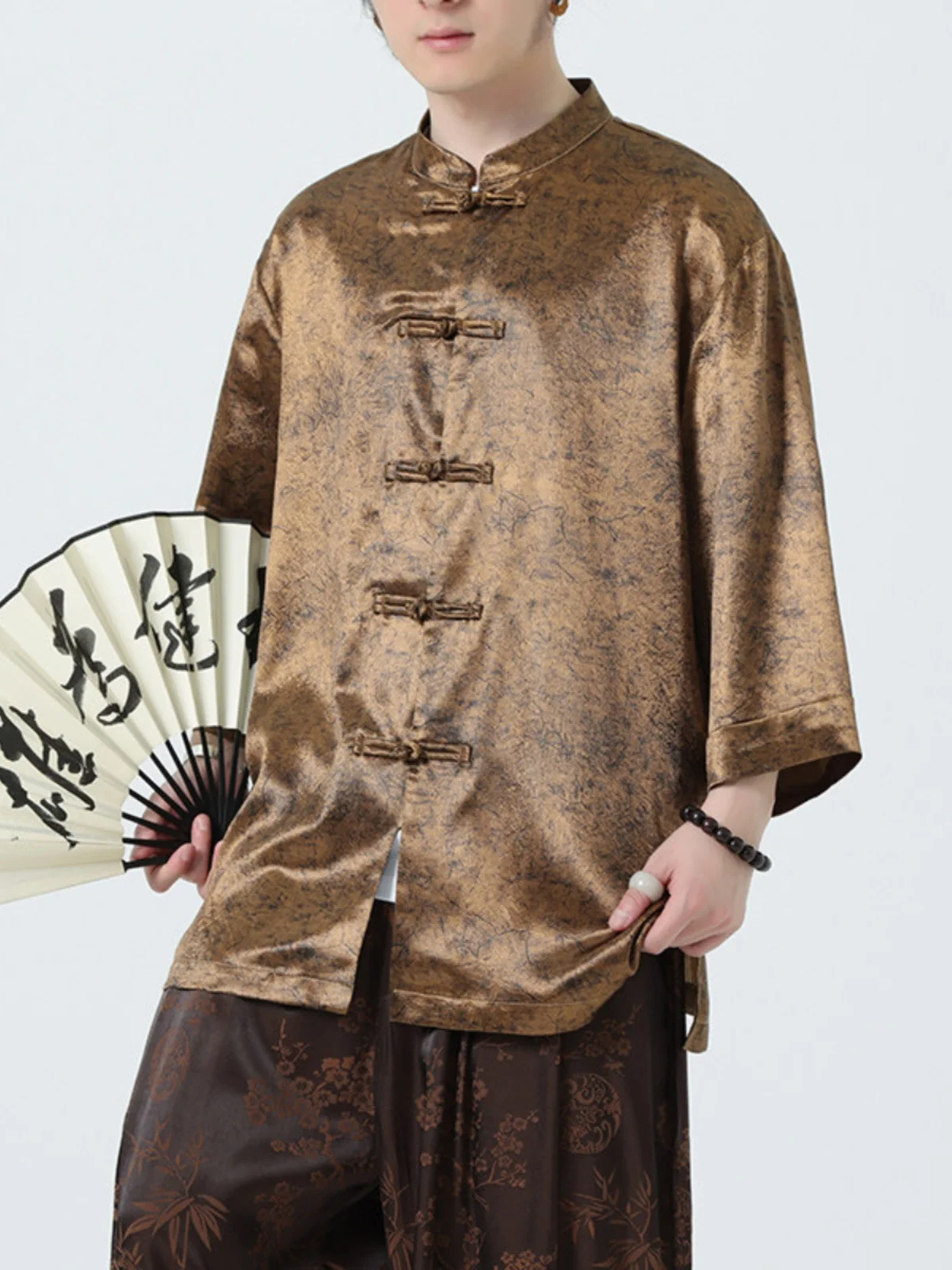 Летняя повседневная мужская рубашка с воротником-стойкой, свободного кроя, модная, из дышащего полиэфирного волокна, для весеннего городского стиля
Летняя повседневная мужская рубашка с воротником-стойкой, свободного кроя, модная, из дышащего полиэфирного волокна, для весеннего городского стиля