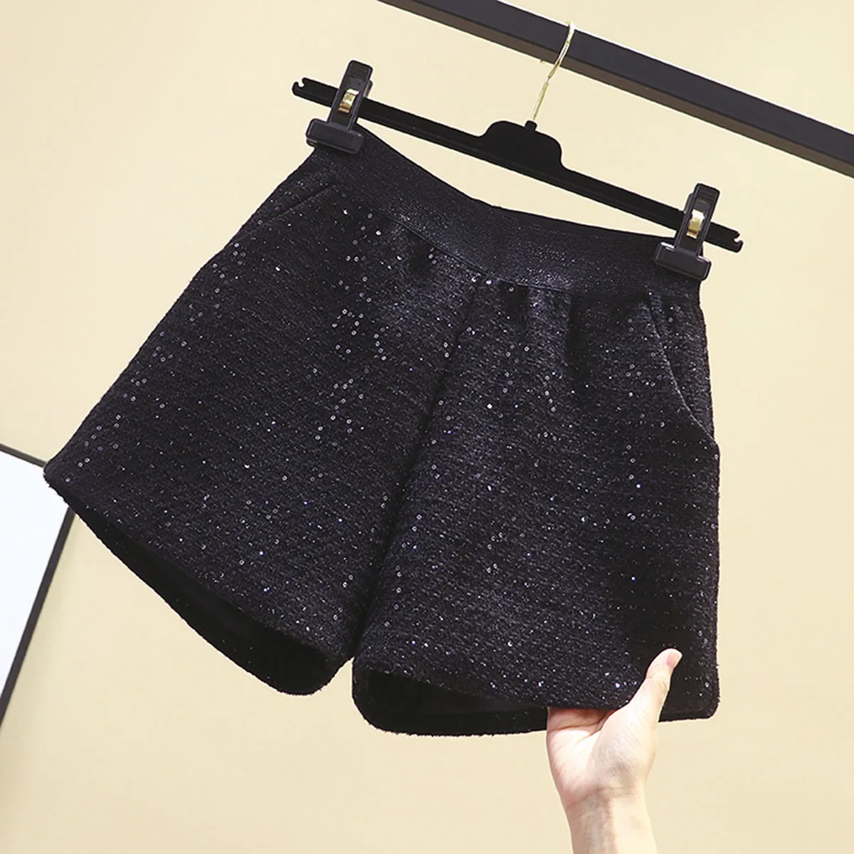 Elegant Tweed Elastic Waist Wide Leg Shorts Autumn/Winter Sequined High Waist A-line Versatile Shorts Large Size Loose Pants
Elegant Tweed Elastic Waist Wide Leg Shorts Autumn/Winter Sequined High Waist A-line Versatile Shorts Large Size Loose Pants