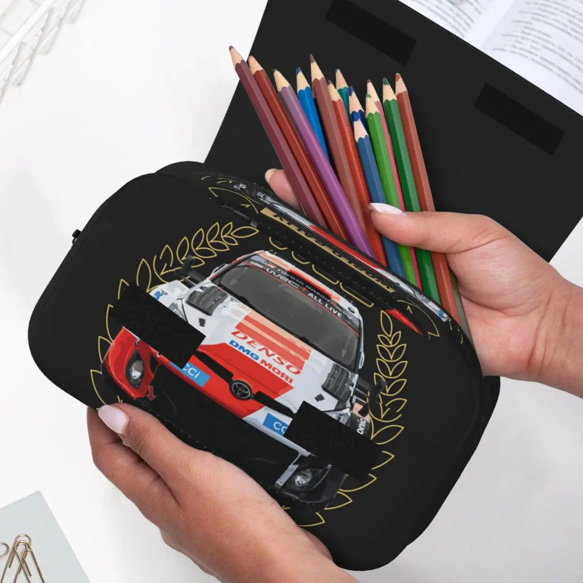 Пенал для ручек и карандашей WRC (World Rally Championship) для мальчиков и девочек, подарок, коробка для ручек, сумка для канцелярских принадлежностей, держатель для ручек
Пенал для ручек и карандашей WRC (World Rally Championship) для мальчиков и девочек, подарок, коробка для ручек, сумка для канцелярских принадлежностей, держатель для ручек