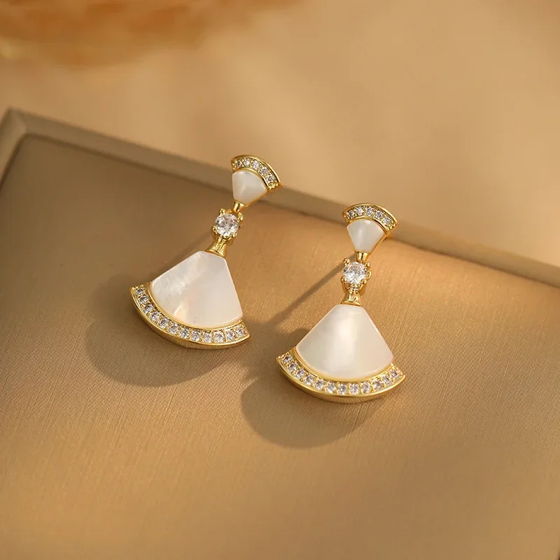 2025 Light Luxury High-end Earrings Women's Fan-shaped Opal Earrings Temperament Niche Design Stud Earrings
2025 Light Luxury High-end Earrings Women's Fan-shaped Opal Earrings Temperament Niche Design Stud Earrings