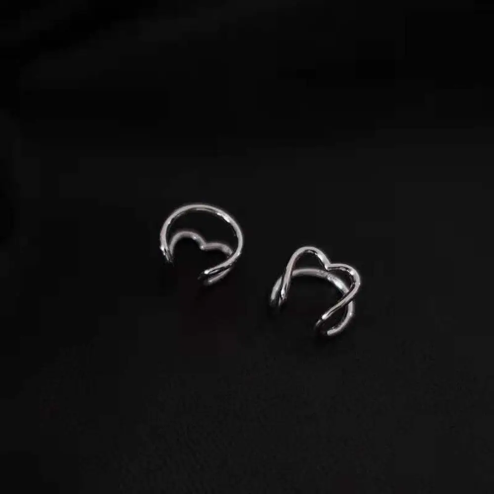 1pc Creative Y2K Hollow Heart Clip Earrings Harajuku Korea No-Piercing Earrings Non-piercing Jewelry Silver Heart Ear Clip Women 
1pc Creative Y2K Hollow Heart Clip Earrings Harajuku Korea No-Piercing Earrings Non-piercing Jewelry Silver Heart Ear Clip Women